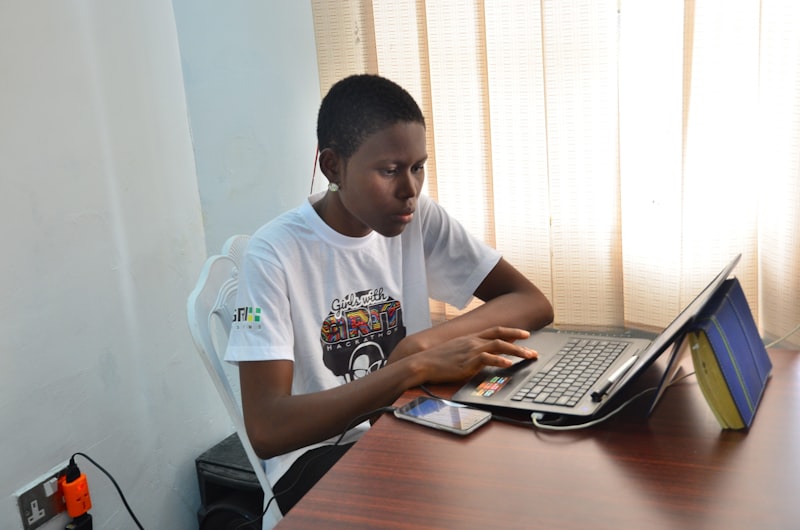 Top 5 side hustles for Nigerian university students in 2025